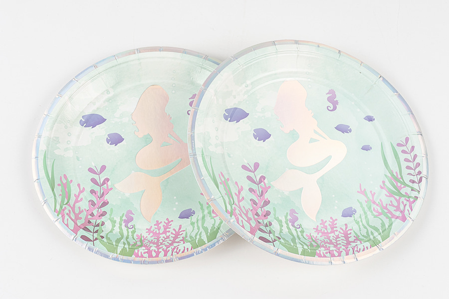 Gold-stamped Round Paper Plates Gold-stamped Round Paper Plates